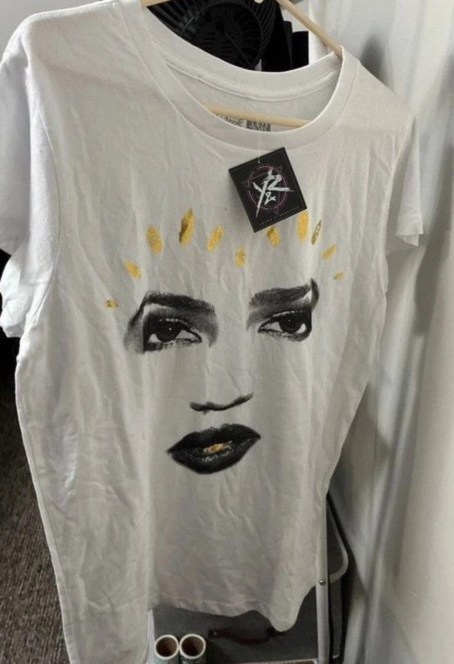 Men’s nwt medium streetwear Young and reckless white gold tshirt woman’s face